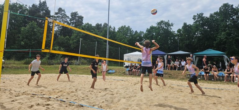 Sand, Sonne, Sommerfest: Das Beachvolleyball-Turnier in Kochstedt
